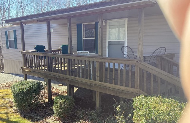 Charming 2-bedroom mobile home with WiFi, AC in peaceful Eddyville KY.
