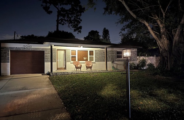 “Charming 3-Bedroom Bungalow Near St. Petersburg’s Beautiful Beaches with WiFi”