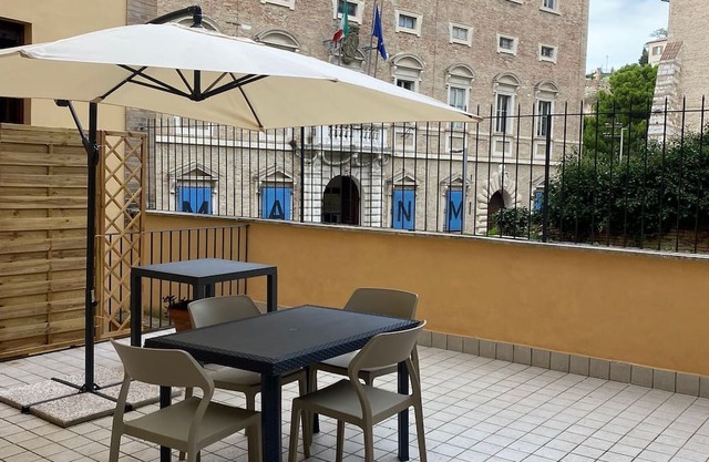 In historic center with terrace 5 minutes from the harbor, cathedral and theater