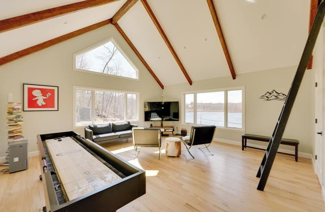 Pond Views: Spacious & Quiet Carmel Hamlet Getaway