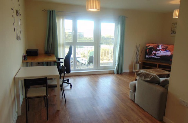 Stylish Riverside 1-Bed Flat with Bathtub & River Clyde Views – Glasgow
