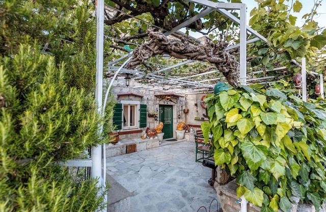 Charming 400 years Old Stone House with gardennBBQ,WiFi,AC,Pet frendly,Park Free