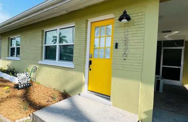 Charming lil’ 2-bedroom villa with cold AC and fast WiFi in beautiful Fort Myers