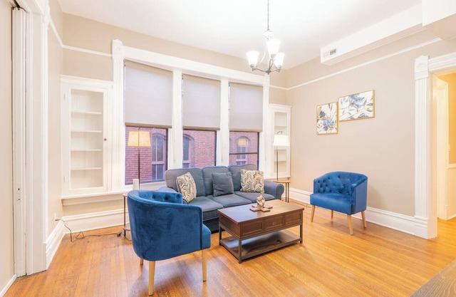 Spacious 4-bedroom Apartment In Lakeview Near Wrigley Field