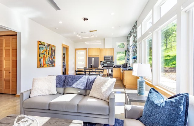 Happy Heart House: Elegant 2-bedroom house with stunning views close to the park