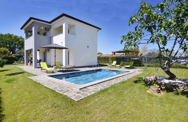 Holiday apartment with swimming pool in a quiet neighbourhood