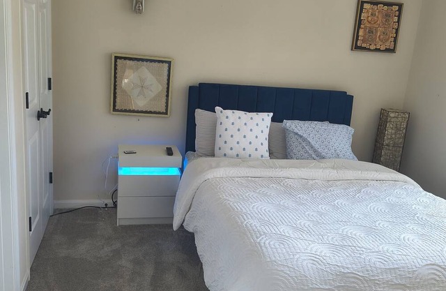 Cozy one bedroom w/private bathroom with WiFi, pool, fitness room