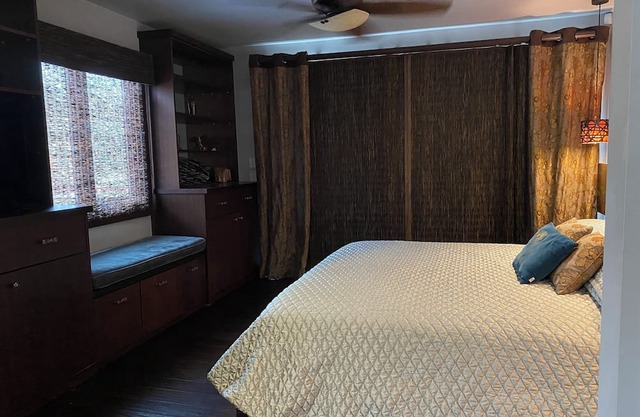 Charming 2-bedroom Lakehouse. Large deck and great views.