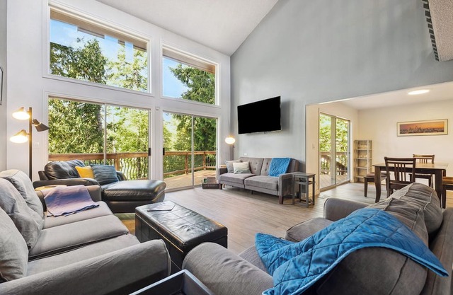 Spacious 4-bedroom house, Enumclaw near Mt Rainier Nat'l Park in natural setting