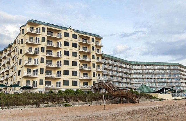 Ormond Beach oceanfront view! n2-bedroom resort w/huge pool deck on the beach!