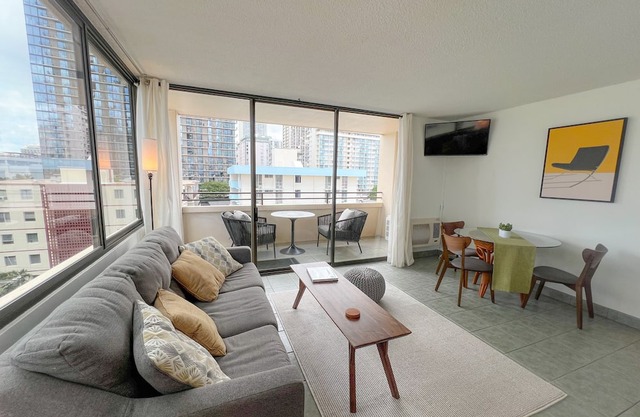 Serene Waikiki Skytower 1-Bedroom | Open-Air Lanai