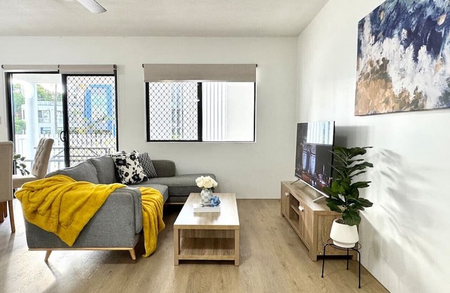Prime Toowong 3BR Apt– Walk to Shops & Transport!