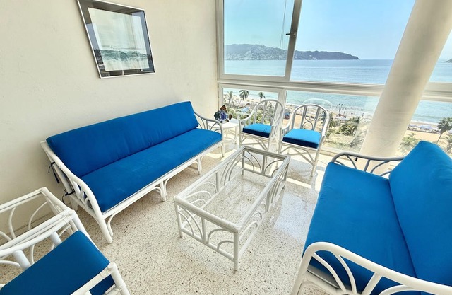 Centrally located apartment with spectacular view of the bay of Acapulco.