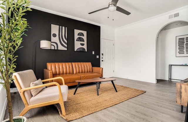 Boulevard Stays 2BR by Stadium Pool, Parking, Gym 10