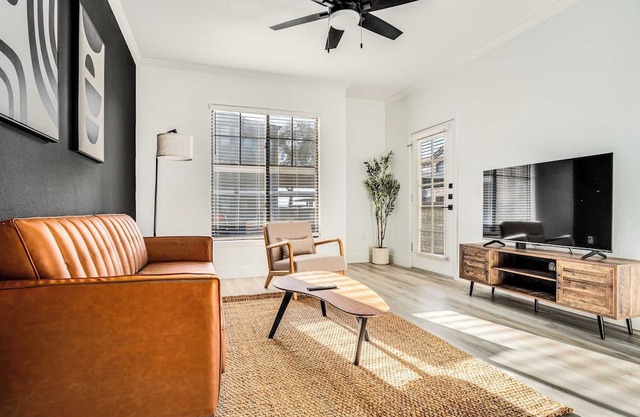 1BR by Stadium Pool, Parking, Gym 01