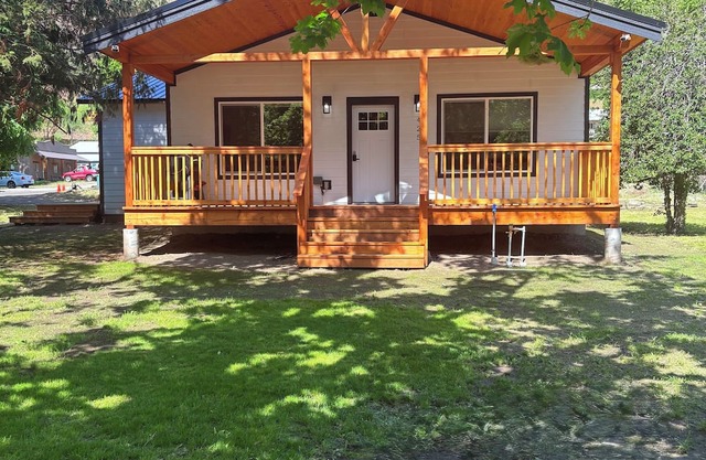 Main Street Retreat! Charming 3 Bedroom House in the heart of Riggins!