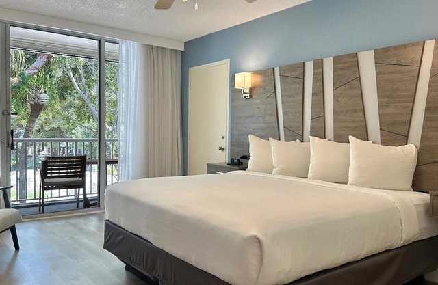 Modern Beach Retreat: Stylish Unit w/Oceanfront Balcony, Marina Dining