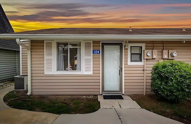 2 BR/2 bath Clermont cottage w/Heated Olympic Pool/basketball/lake access