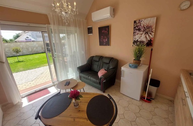 Holiday apartment on the ground floor, well-equipped kitchen and a view of the garden