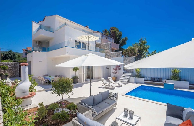 Villa with sea view and pool