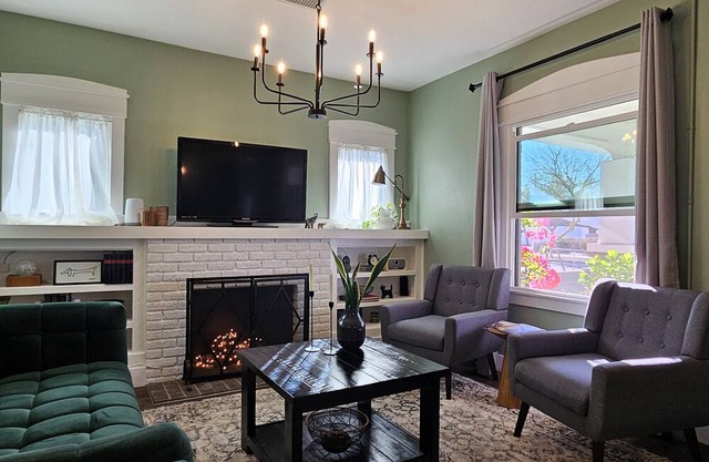 Stunning 2-bedroom Craftsman, Walk to Downtown Phoenix