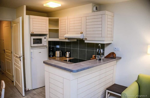 Surface area : about 40 m². Level 0 : Living room with bed-settee. Kitchen with coffee machine