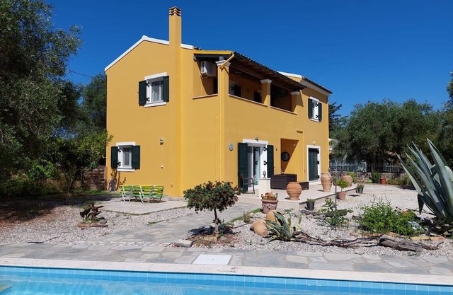 Charming 2-bedroom villa with AC and WiFi in welcoming Corfu