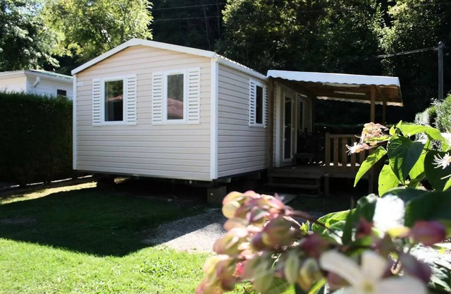 MOBIL-HOME USTOU: 1 shower room with covered terrace sleeps 4