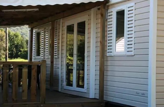 MOBIL-HOME COUFLENS with covered terrace sleeps 6