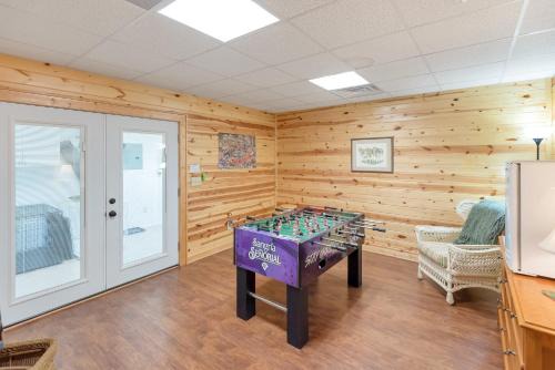Lazy Dog Log Cabin, Hot Tub, Fishing Lake, New River Access, Foosball