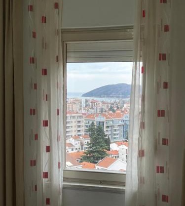 Sunny one bedroom apartment with city view