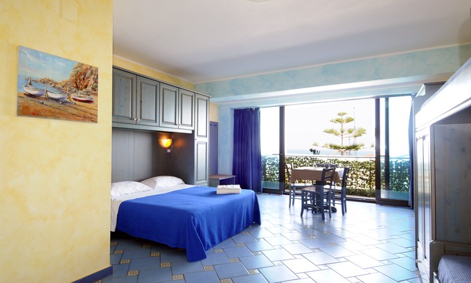 Province of Messina Hotel | Three-Room Apartment a Stones Throw from The Sea
