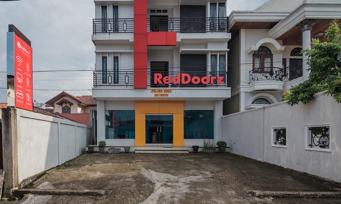 Jambi Hotel | RedDoorz Syariah Near Jamtos Jambi