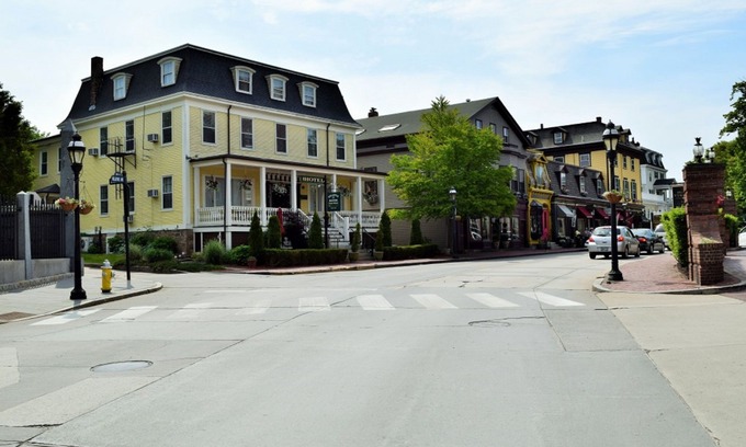 Top of the Hill Hotel | Bellevue Manor