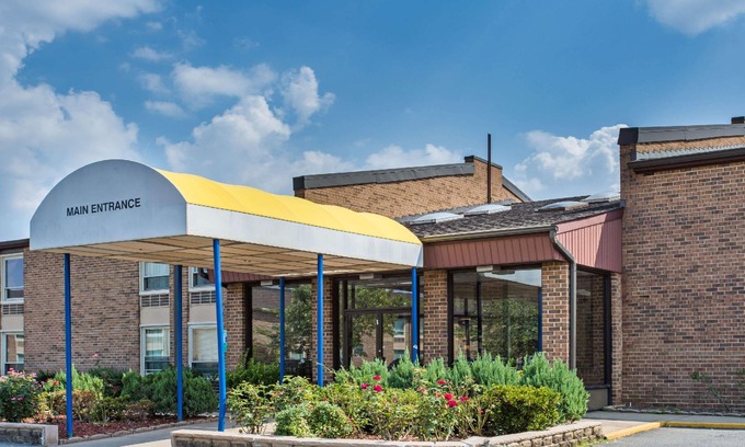 Lakeview Hotel | Days Inn by Wyndham Manassas Battlefield