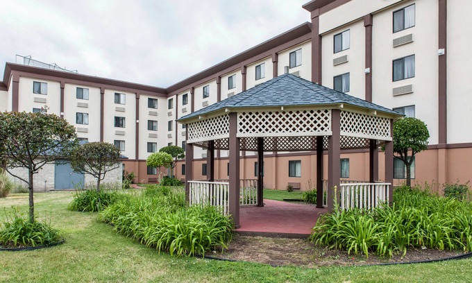 Hammond Hotel | Days Inn and Suites by Wyndham Hammond, IN