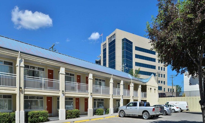 Banff Trail Hotel | Econo Lodge Inn & Suites University