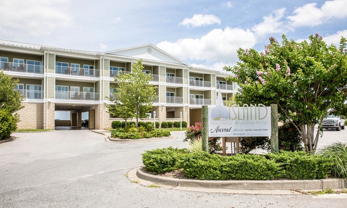 Piney Point Hotel | Island Inn & Suites, Ascend Hotel Collection