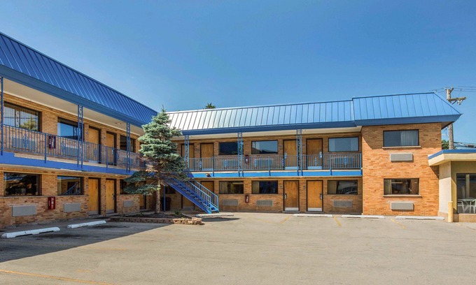 Lyons Hotel | Rodeway Inn Lyons - La Grange