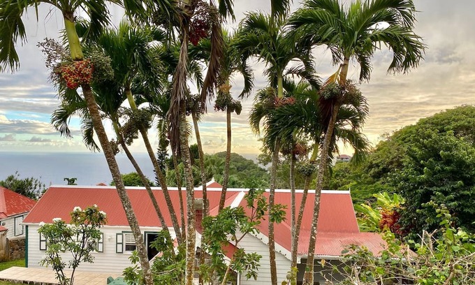 Windward Side House | Beautiful Traditional Saba Cottage With all the Modern Amenities