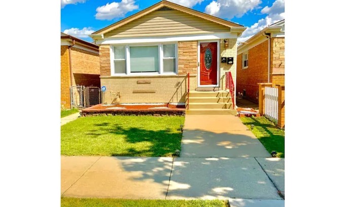 Grange Landing House | Your Cozy 2nd Home!/Near Rosemount /O'Hare Airport