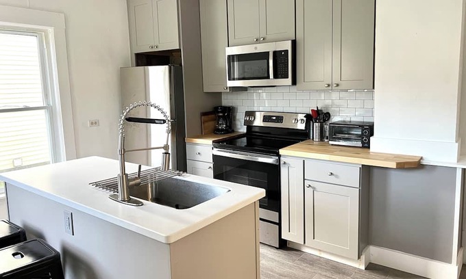 Duxbury Apartment | Fall Special. New to Market giving a great deal. Heart of Waterbury.