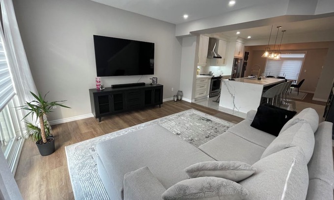 Guelph House | Modern Townhouse, 5 Mins From all Amenities.