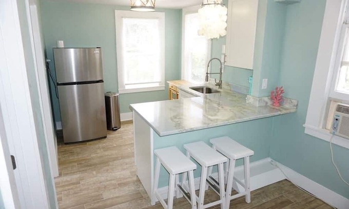 Smith's Memento Apartment | Beachside Cottage Walk 2Beach/Ocean Center PETS OK