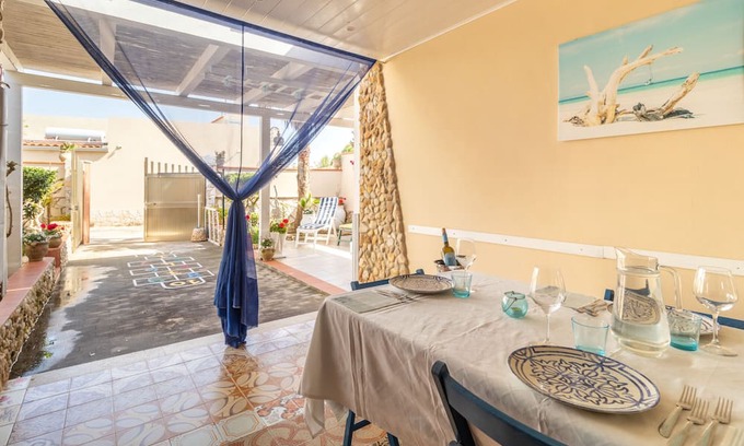 Portopalo di Capo Passero House | Holiday Home 'Loft Le Palme' with Private Terrace, Wi-Fi and Air Conditioning