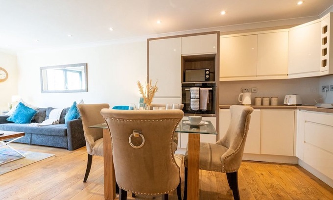 Redcliffe Apartment | Vibrant Old City 2BR Apartment - Full Kitchen WiFi