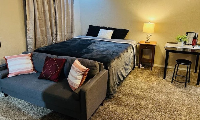 Roseville Apartment | Modern Studio With Full Kitchen & Bathroom