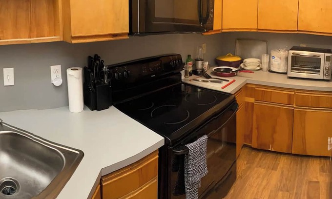 Alexandria Condo | 1 Bed/1 Bath condo, W/D in unit, pets welcome!