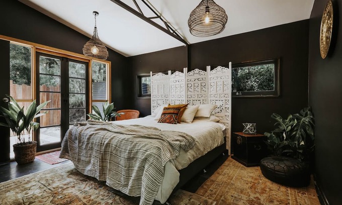 Yandina Creek Cottage | Dark Moon Cottage Luxurious
