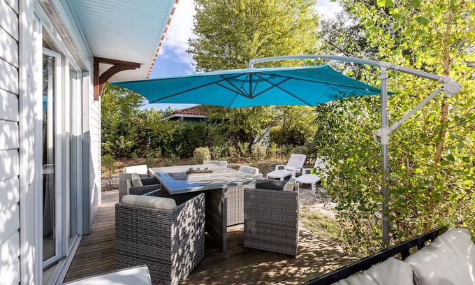 Parentis-en-Born House | Chalet 'Bois lac de Biscarrosse' with heated Pool, Private Garden & Wi-Fi
